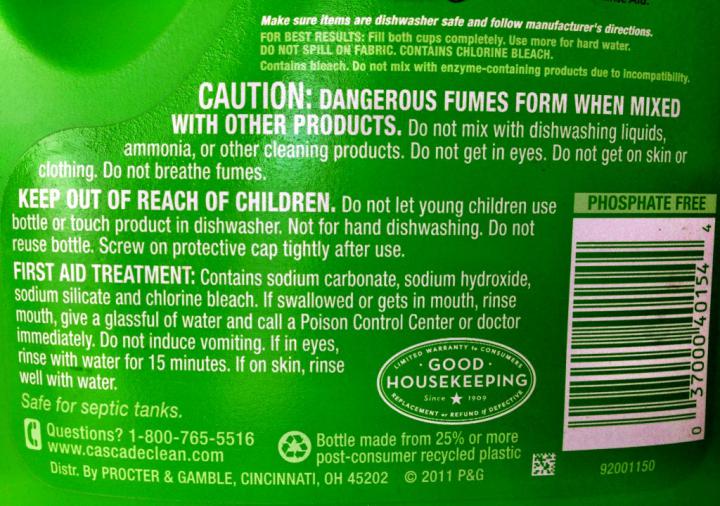 Étiquette de mise en garde d'un détergent pour lave-vaisselle (en anglais)